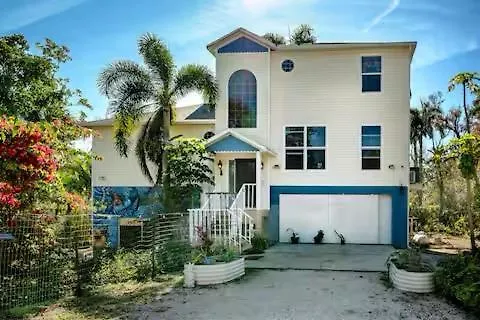 Magic Jungle Farm - Working Exotic Fruit Farm Stay With Butterfly Gardens, Wooded Trails & Beaches